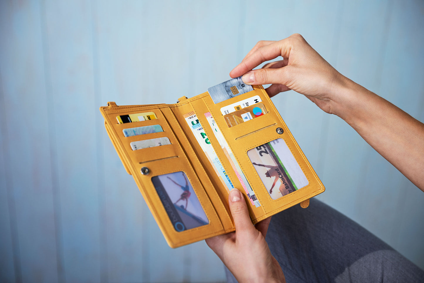 Handy-Umhängetasche mit Kartenfächern, Leder (Farbe: blau)
